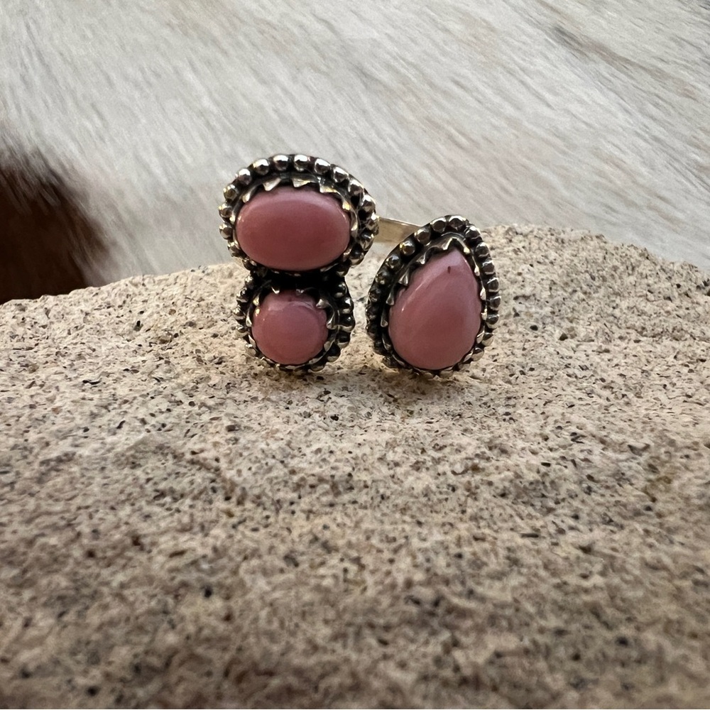 ❤️ Queen Pink Conch 3 Stone Sterling Silver By-Pass Floater Ring Adjustable